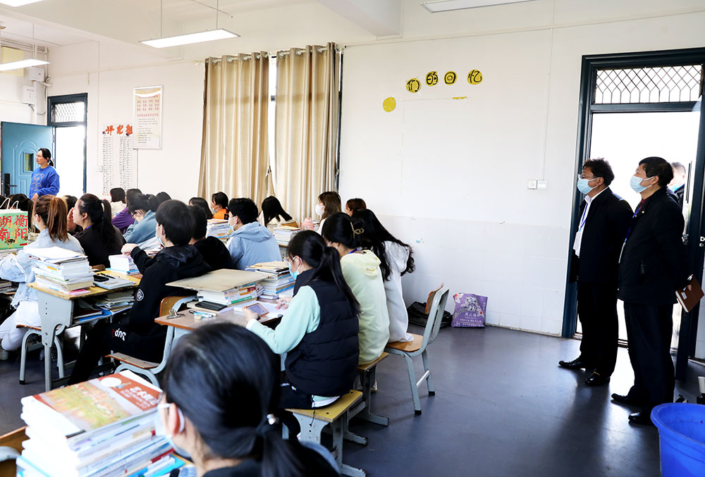 邓昌大深入各学院督导教学工作